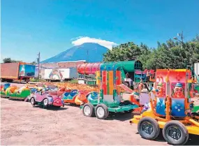  ??  ?? Instalació­n. Los primeros juegos mecánicos ya comenzaron a ser armados en el campo de la feria, que estará en el Centro de Gobierno Municipal y la Plaza de Toros.