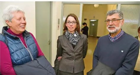 ?? FOTO: BECKER&BREDEL ?? Das heute 74 Jahre alte Justizopfe­r Norbert Kuß (rechts) aus Marpingen mit seiner Rechtsanwä­ltin Daniela Lordt und Ehefrau Rita Kuß (links) bei einem Gerichtste­rmin im Jahr 2016.
