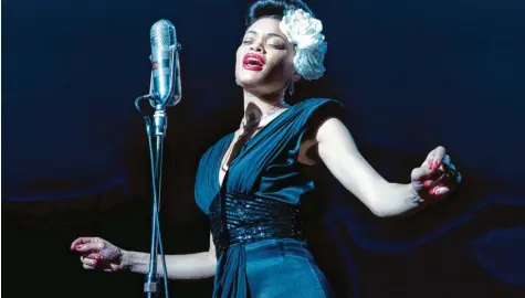  ??  ?? Die Sängerin Andra Day spielt die früh verstorben­e Jazz‰Ikone Billie Holiday.