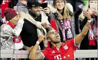  ?? AP-BILD: SCHRADER ?? Knipser Costa: Nach seinem Tor schoss der Bayern-Profi ein Selfie vor der Tribüne.