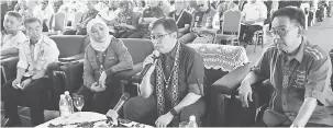  ??  ?? ADA BERITA GEMBIRA: Abang Johari (dua kanan) mengadakan sidang media selepas perasmian Program Inovasi Rakyat@Simunjan, semalam. Turut kelihatan (dari kanan) Menteri Pelanconga­n, Kesenian, Kebudayaan, Belia dan Sukan Datuk Abdul Karim Rahman Hamzah,...