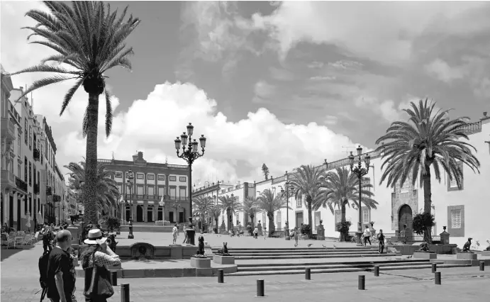  ?? Foto: Angel Luis Alday, Rathaus ?? Die Plaza Santa Ana im Herzen von Las Palmas vereint mit Rathaus und Kathedrale auf einem Platz weltliche und kirchliche Macht.