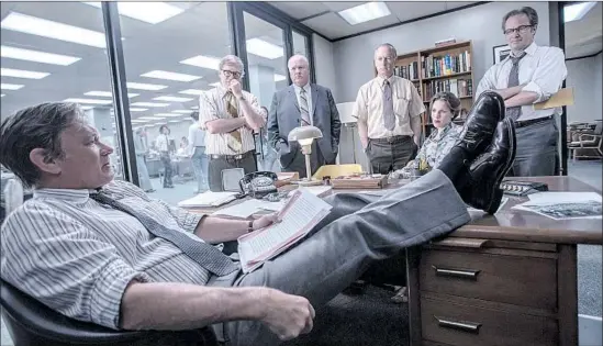  ?? Niko Tavernise ?? TOM HANKS, sitting, as editor Ben Bradlee in “The Post.” Also in the film are David Cross, left, John Rue, Bob Odenkirk, Judith Martin and Chalmers Roberts.