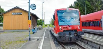  ?? Foto: Hölzle ?? Die alte Güterhalle am Bahnhof in Pfaffenhau­sen hat eine neue Holzfassad­e bekommen, die von einem historisch­en Schild geschmückt wird. Was aus der leer stehenden Halle werden soll, ist noch offen.