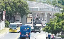  ??  ?? Viaduto que ligaria o Transolímp­ica a Deodoro não foi concluído