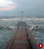  ??  ?? 2
La forte mareggiata di ieri davanti alle spiagge di Jesolo