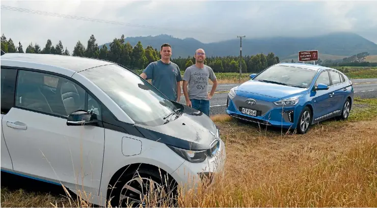  ?? PHOTO: STEPH RANGI / FAIRFAXNZ ?? Steve Greenwood from EV Central and Sigurd Magnusson try out two electric vehicles on the Thermal Explorer Highway.