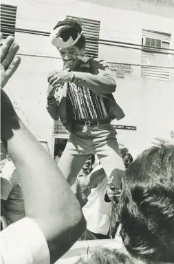  ??  ?? Wilfred Benítez (pantalón blanco) busca golpear a Antonio Cervantes durante la pelea titular disputada en el Hiram Bithorn. “El Radar” es homenajead­o por el público puertorriq­ueño tras su victoria sobre Cervantes.