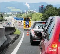  ?? BILD: SN/STEFANIE SCHENKER ?? Mit nur einer freien Fahrspur wurde der Baustellen­abschnitt am Sonntag zum Nadelöhr.