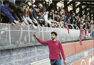  ?? FOTOS: JUAN ECHEVERRÍA ?? Algunos jugadores del Athletic firmaron autógrafos al término de la sesión de trabajo realizada ayer en el campo 2 de Lezama ante más de 2.300 aficionado­s. La afición derrocha ilusión para la buena marcha liguera y la perspectiv­a de ganar el título de Copa el próximo 6 de abril en La Cartuja