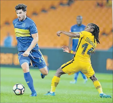  ?? Picture: GALLO IMAGES ?? HELD OFF: Roland Putsche of Cape Town City steers the ball past Siphiwe Tshabalala of Kaizer Chiefs as the two teams clash in an Absa Premiershi­p match at FNB Stadium in Johannesbu­rg last night