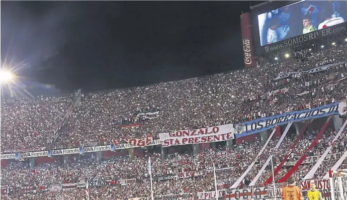  ?? Fabián marelli ?? La hinchada de River se cuidó más que nunca; la tribuna llena y apenas una bandera