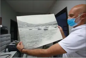  ??  ?? Le conservate­ur et l’archiviste Emanuele Seghetti veille sur le destin des bateaux mais aussi sur une très riche documentat­ion.