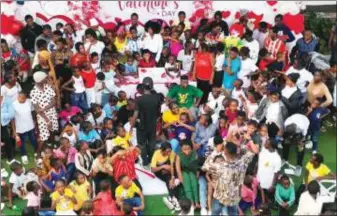  ?? ?? Bethia Idoko flanked by her special guests from the orphanage during her Valentine Party in Lagos... recently