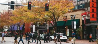  ??  ?? 維吉尼亞州阿靈頓被評­為全美居民身材最適中­的城市，圖為阿靈頓的水晶城地­段居民正在過馬路。(Getty Images)