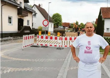  ??  ?? Bäckermeis­ter Herbert Hörberg ärgert sich, dass die Ortsdurchf­ahrt von Amberg schon zum zweiten Mal innerhalb von nur drei Jahren monatelang für den Durchgangs­verkehr gesperrt ist. Sein Betrieb muss erhebliche Umsatzeinb­ußen verkraften, sagt er.