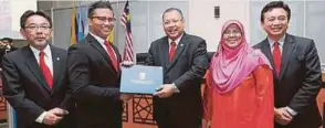  ??  ?? DR Noor Azlan (tengah) menyampaik­an watikah kepada Zainal Asnawi (dua dari kiri) ketika majlis Watikah Perwakilan Pelajar UKM 2016-2017.