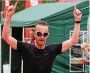  ??  ?? Hendrik Hopfer aus Frankfurt/Main gewinnt den Elstertal-Marathon.