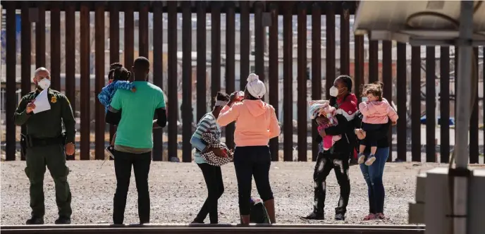  ?? GETTy IMAgES pHOTOS ?? HOLDING THE LINE: Border Patrol agents apprehend a group of migrants near downtown El Paso, Texas, on Monday after a visit by a Republican delegation led by Rep. Kevin McCarthy, R-Calif., below.