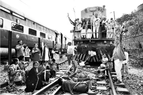  ?? PTI ?? Protesters block a train during the nationwide Bharat Bandh on April 2