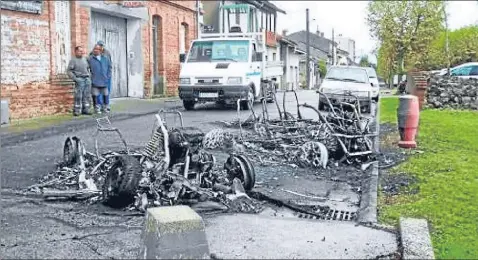  ??  ?? Samedi soir, un feu de véhicules s’est déclaré au garage Opel De Read.