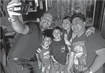  ?? MACKY LIM ?? SELFIE. Datu Bago Awardee and D' Bone Collector Museum president and curator Darrell Dean "Uncle D" Blatchley takes a selfie together with his kids and two visitors of the museum.