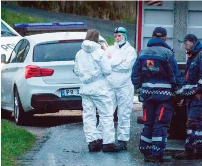  ?? FOTO: JARLE MARTINSEN ?? Kriminalte­knikere i arbeid på åstedet i Flekkefjor­d natt til fredag. Kripos bistår det lokale politiet i den tekniske etterforsk­ningen.