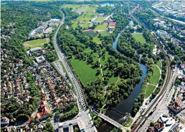  ?? ARCHIV-FOTO: TINO ZIPPEL ?? Blick aus der Vogelpersp­ektive auf die Saale und den Paradiespa­rk in Jena.