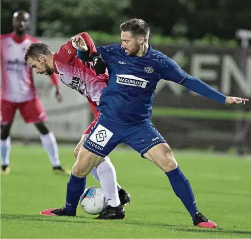  ?? Foto: Christian Kemp ?? Itzigs Michael Gollette versucht, Olivier Marques (l.) vom Ball zu trennen.