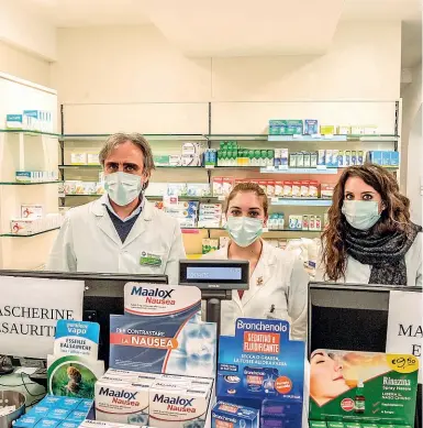  ??  ?? Farmacisti a Codogno (Lodi): mascherine introvabil­i anche in provincia di Bergamo