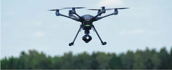  ?? Fotos: Adrian Bauer ?? Sensoren und ein GPS Chip sorgen dafür, dass moderne Drohnen wie dieses Modell mit sechs Rotoren Abstand zu Menschen oder verbotenen Bereichen halten. Für das Steuern unbemannte­r Flugkörper gibt es nun ein neues Gesetz, über das vor allem auch die Modellflie­ger in der Region froh sind.