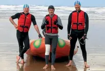  ??  ?? Dean Maddaford, Robin Hammond and Shane Dwyer rushed to the rescue after six men get into trouble at the notorious Bethells Beach.