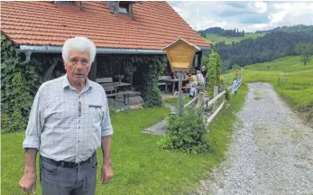  ?? SZ-FOTOS (3): TOBIAS GÖTZ ?? Anton Sailer betreibt mitten in den Allgäuer Alpen die Alpe Neugschwen­d.