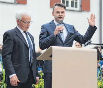  ?? FOTOS: SCHOLZ ?? Jörg Seibold ( rechts) gelobt, das Wohl der Stadt und der Einwohner zu fördern.