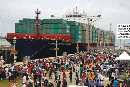  ??  ?? La nave cinese Cosco inaugura il 26 giugno il nuovo Canale, largo come tre campi da calcio.