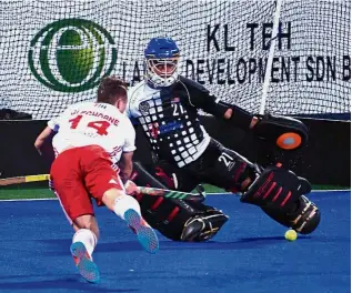  ?? — Bernama ?? Time for redemption: National goalkeeper Muhd Hafizuddin Othman saving an attempt by England’s Mark Gleghorne during the Sultan Azlan Shah Cup in Ipoh recently.