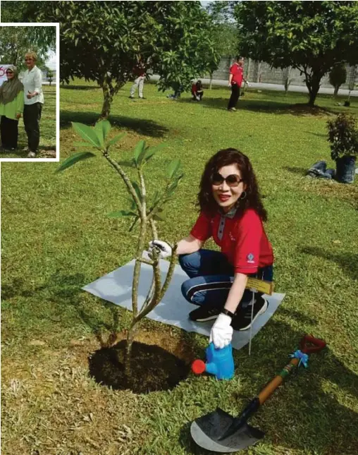  ??  ?? Datuk Rosie Tan, group senior executive vice-president of Tan Chong Motor Holdings Berhad, welcomed guests, including Dr Zorina Khalid, Chairman of Malaysian Nature Society, Malacca and Negeri Sembilan, Stephanie Bacon, honorary secretary of MNS...