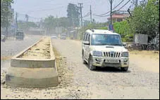  ?? PARDEEP PANDIT/HT ?? The unfinished fourlaning project on the JalandharK­apurthala road causes inconvenie­nce to commuters.