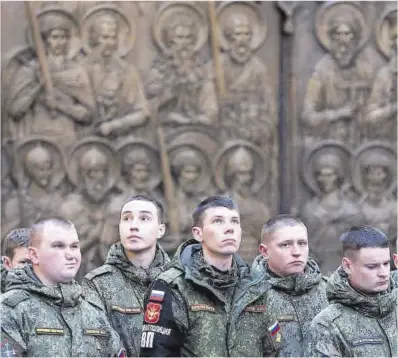  ?? Yulia Morozova / Reuters ?? Soldados del Ejército ruso durante una plegaria en una catedral cercana a Moscú.