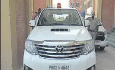  ?? HT PHOTO ?? Congress MLA Sukhpal Singh Bhullar’s vehicle with red beacon at the district administra­tive complex in Tarn Taran.