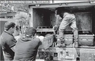  ??  ?? Agentes da Polícia Civil levam corpos de vítimas do tiroteio para perícia; 14 pessoas acabaram mortas em tentativa de assalto a banco, anteontem, no Ceará