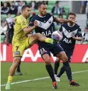  ?? Photo / Getty Images ?? Kosta Barbarouse­s (Nix) and Rod Miranda (Victory) contest possession in the first leg.