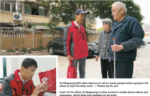  ??  ?? Qi Weiguang (left) often detours to call on some people before going to the office to start his daily work. — Photos by Hu Jun
Inset: At his office, Qi Weiguang is often buried in mobile phone alerts and messages, which keep him updated on his work.