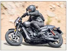  ??  ?? Si la Street constitue l’entrée de gamme Harley-Davidson, à   euros, la Street Rod fournit une mécanique plus évoluée, un style plus sportif et une meilleure finition, pour   euros.