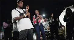  ?? ?? Young people react during the Gas Battle rapping competitio­n.