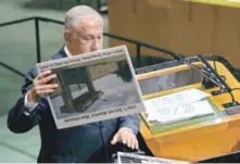  ?? EFE ?? Reunión. El primer ministro israelí, Benjamin Netanyahu, se prepara para mostrar una fotografía, ayer en la sede de la ONU.