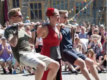  ??  ?? Britain’s Betty Brawn is a first-time performer at the 18th-annual Buskerfest.