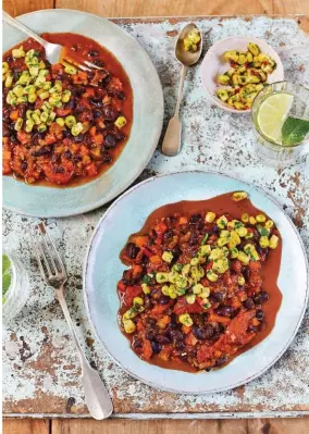  ??  ?? SWARTBOONT­JIE-CHILI CON CARNE MET
KORING-EN-LEMMETJIES­ALSA