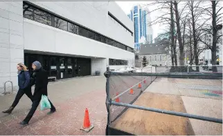  ??  WAYNE CUDDINGTON/OTTAWA CITIZEN ?? A holding pen built for media covering the Mike Duffy trial outside the Elgin Street Courthouse indicates the level of interest in the trial, which may rub off on the Senate itself.