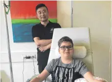  ?? FOTO: YVONNE NEUHÄUSLER ?? Prof. Lin Yangjun (links) freut sich mit Simon Habenicht im Zentrum für onkologisc­he, endokrinol­ogische und minimalinv­asive Chirurgie in NeuUlm.